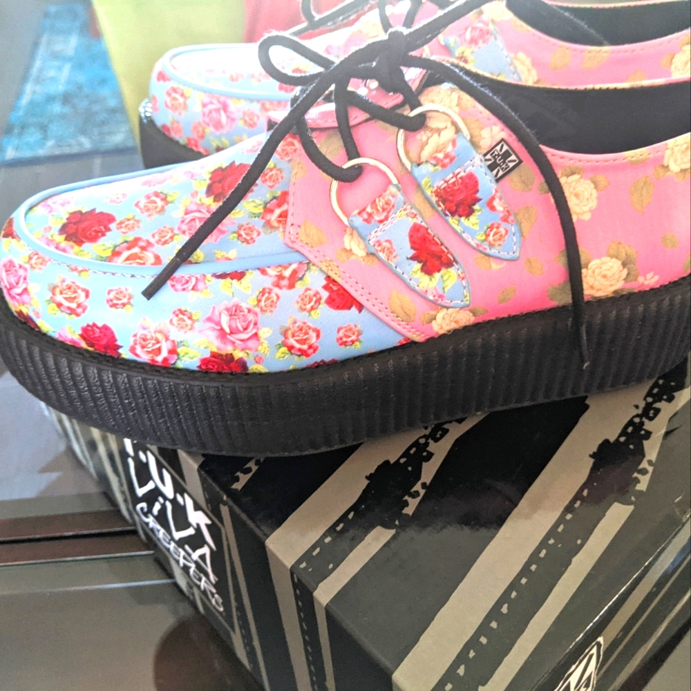 Tuk size 8 pink and baby blue rose print creepers